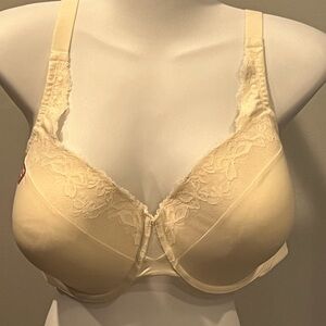 ☃️$5☃️ Olga by Warner’s Cream Lace Underwired Padded Bra NWOT 44C